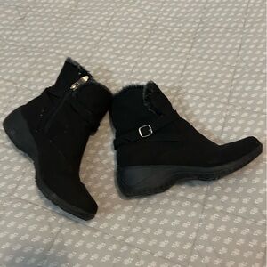 Warm comfort khombu black boots with fur trim at top, size 7